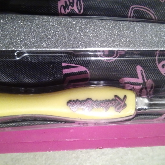 Barbie Manicure Limited Edition - Picture 9 of 16